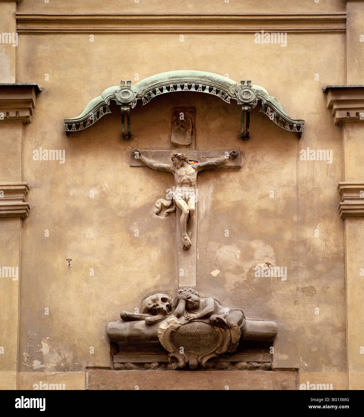 Welt zu reisen. Christian Kreuz in der alten Stadt Prag in der Tschechischen Republik in Osteuropa. Kultur-Geschichte-Traveller-Fernweh Stockfoto