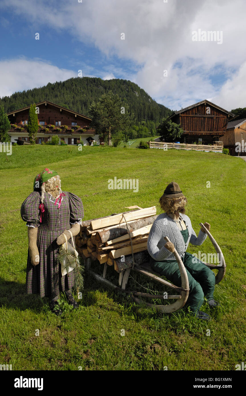 Vogelscheuchen vor einem Haus in der Nähe von Ramsau, Berchtesgaden, Bayern, Deutschland, Europa Stockfoto