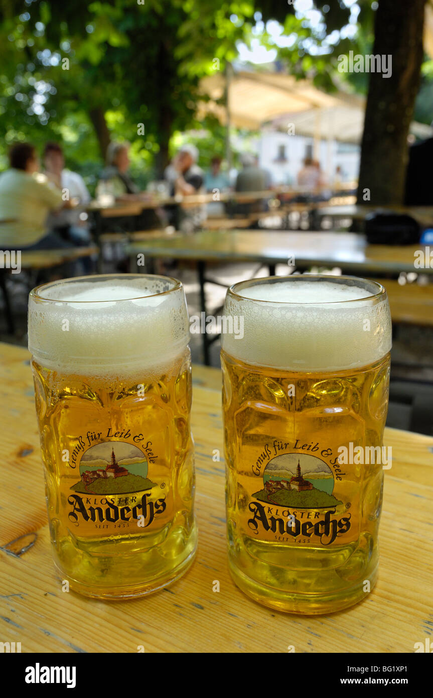 Bierkrüge in Andechs Biergarten, gebraut im Kloster Andechs, in der Nähe  von München, Bayern, Deutschland, Europa Stockfotografie - Alamy