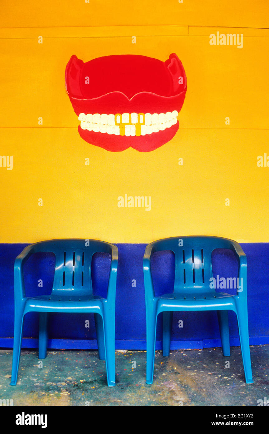 Zwei Stühle in einem Büro Zahnärzte, Joyabaj, Guatemala Stockfoto