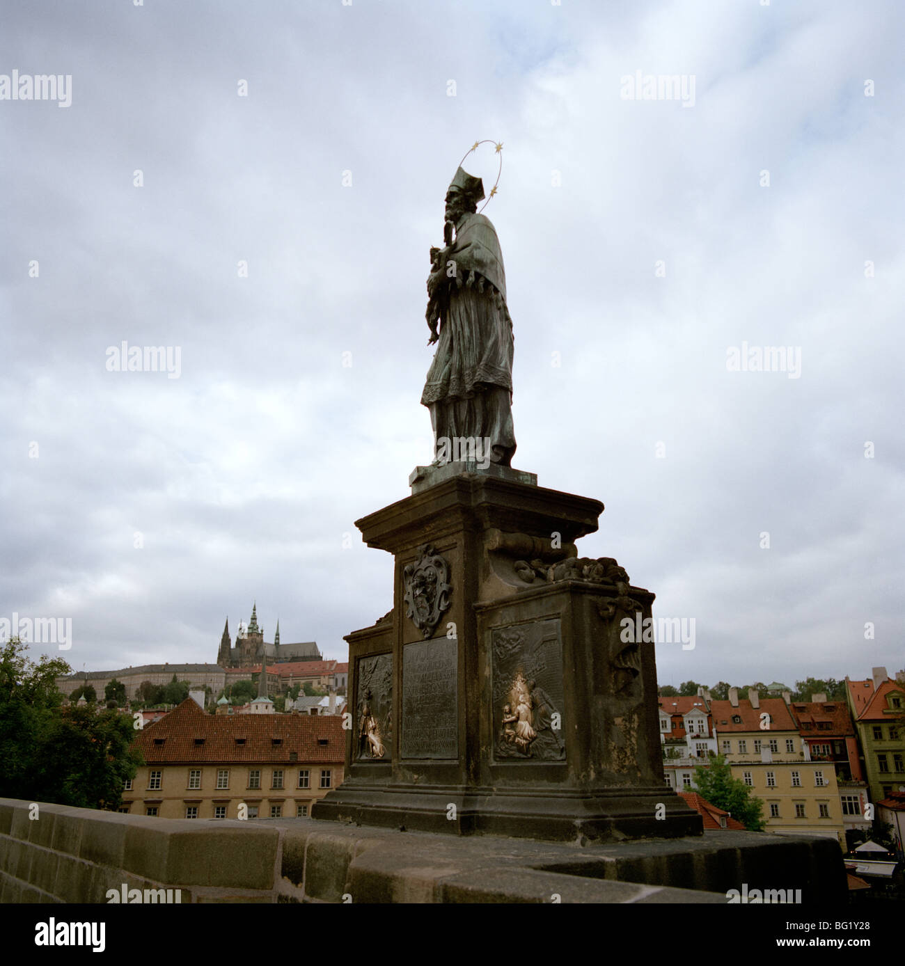 Welt zu reisen. Statue Hl. Johannes von Nepomuk auf der Karlsbrücke in Prag in der Tschechischen Republik in Osteuropa. Kultur-Geschichte-Traveller-Fernweh Stockfoto