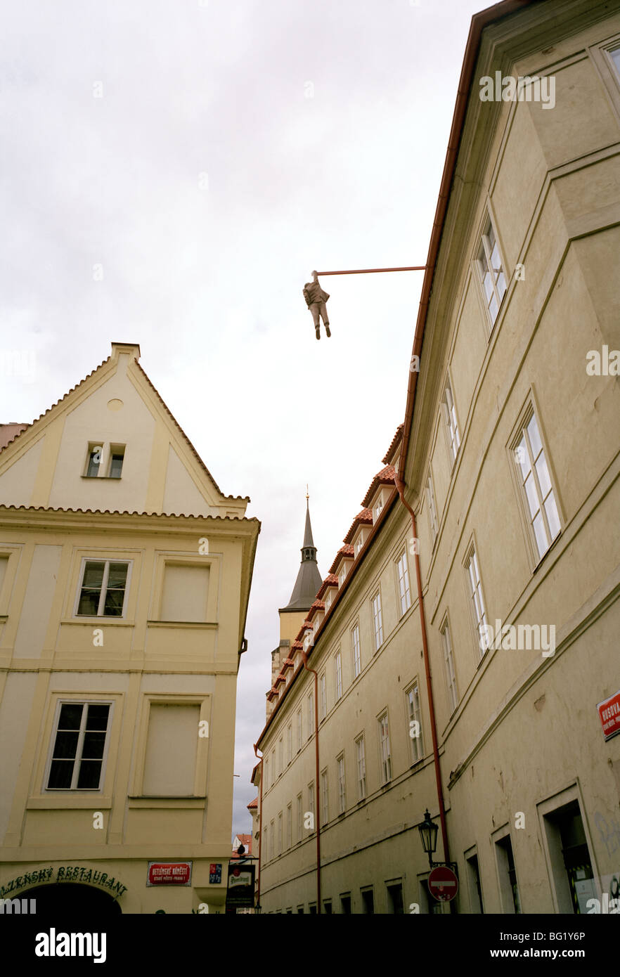 Weltkunst Reisen. Konzeptkunst The Hanging Man von David Cerny in Stare Mesto in Prag in der Tschechischen Republik in Osteuropa. Kulturgeschichte Stockfoto