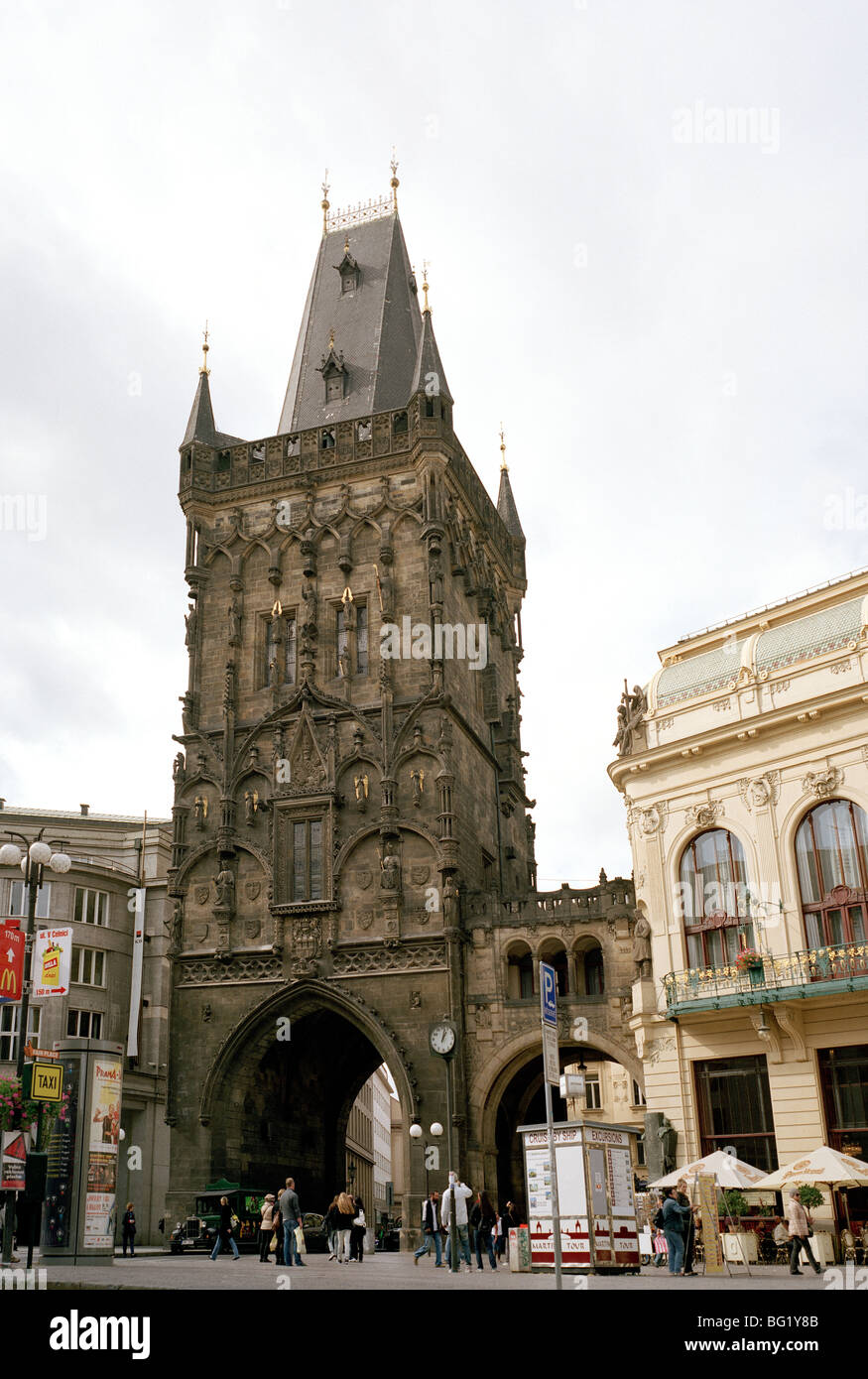 Welt zu reisen. Das Pulver Turm Stare Mesto in der alten Stadt Prag in der Tschechischen Republik in Osteuropa. Kultur-Geschichte-Traveller-Fernweh Stockfoto
