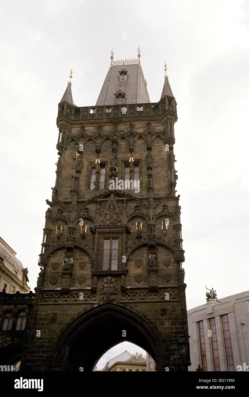 Welt zu reisen. Das Pulver Turm Stare Mesto in der alten Stadt Prag in der Tschechischen Republik in Osteuropa. Kultur-Geschichte-Traveller-Fernweh Stockfoto