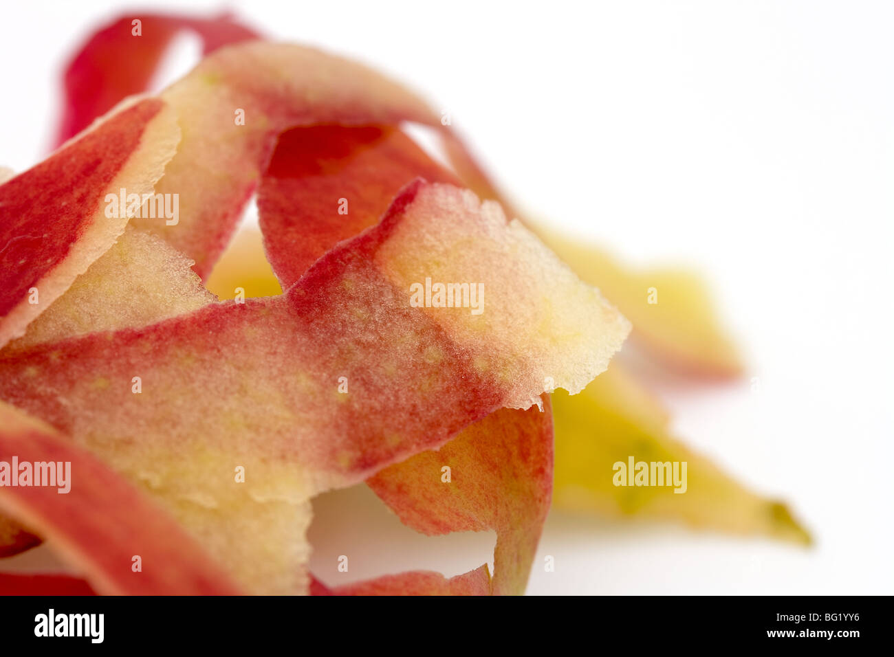 Nur roter Apfel schälen. Auf weißem Hintergrund Stockfoto