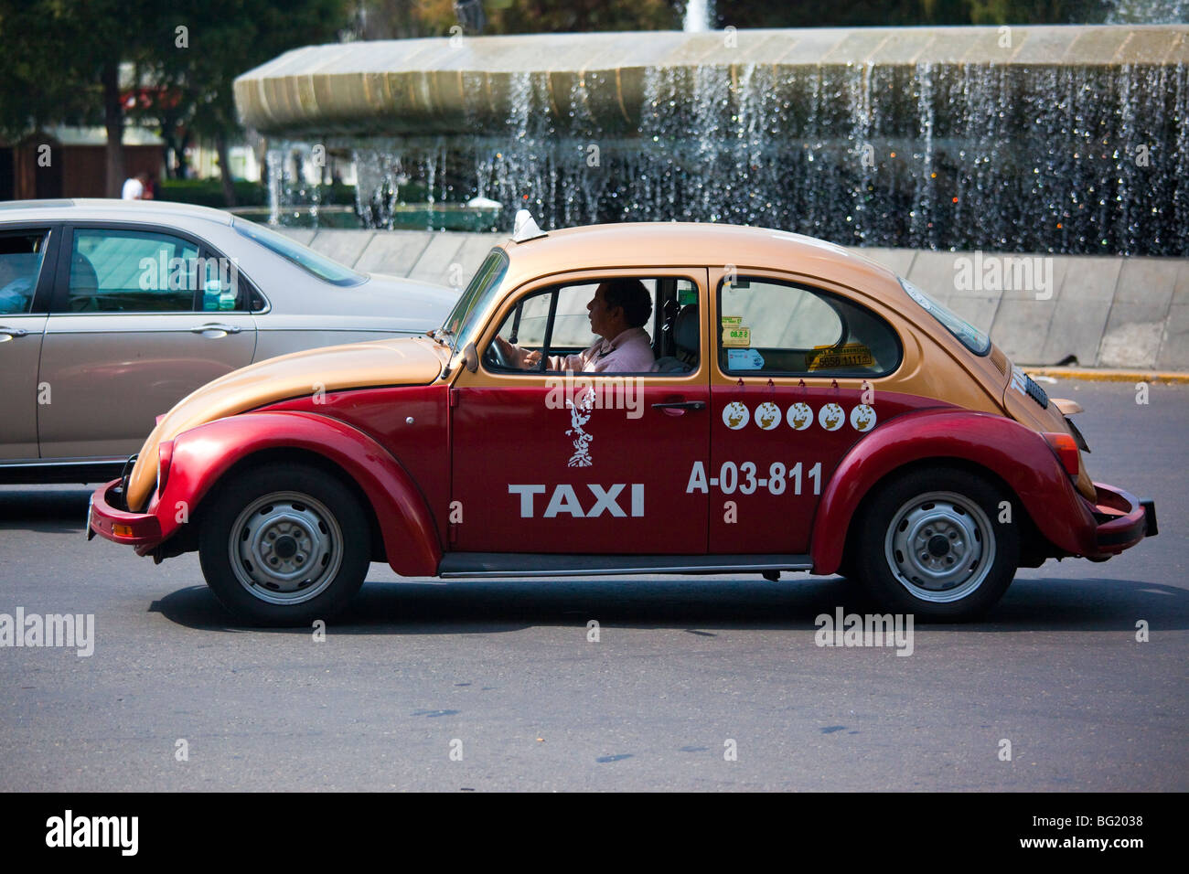 VW-Taxi auf dem Diana-Brunnen-Kreisverkehr am Paseo De La Reforma in Mexiko-Stadt Stockfoto