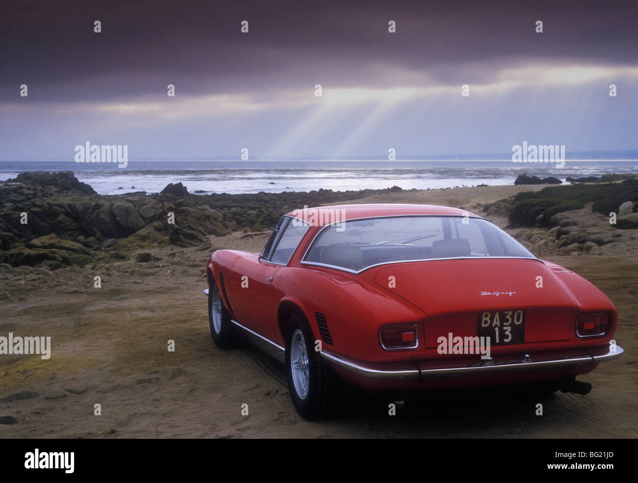 70er Jahre Iso Griffo bei Sonnenuntergang an einem Strand in Kalifornien geparkt. Stockfoto