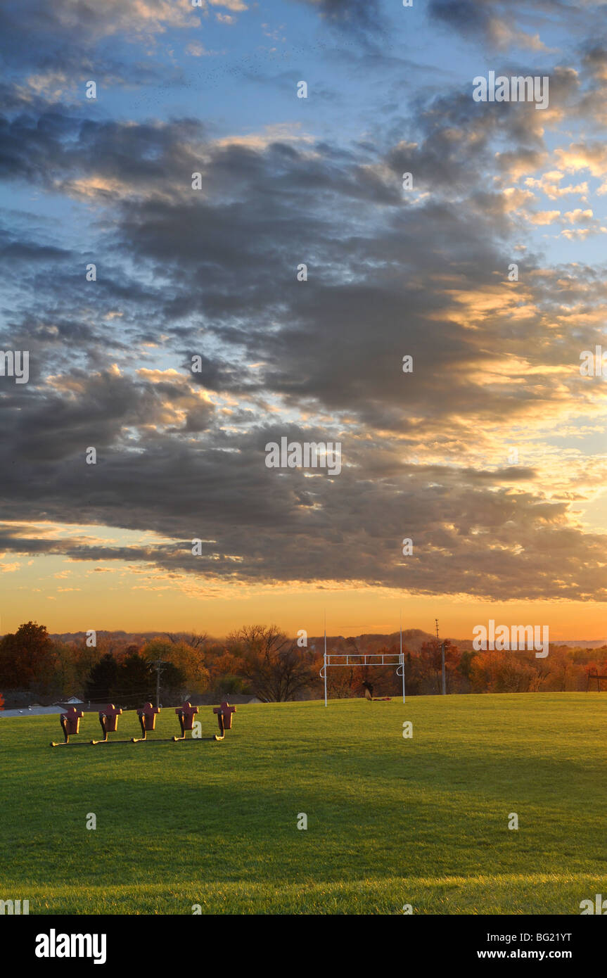 Fußballplatz bei Sonnenuntergang während der Herbst-Saison Stockfoto