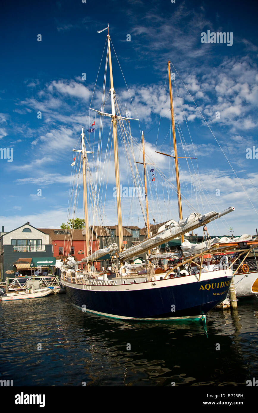 Der Schoner Aquidneck angedockt an Bowens Wharf in Newport, Rhode Island Stockfoto