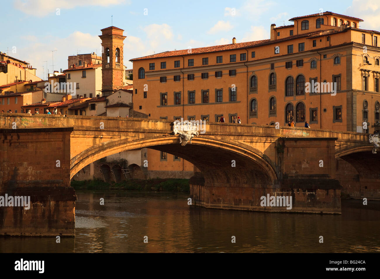 Ponte Santa Trinita-Brücke über den Fluss Fiume Arno in Florenz im Abendlicht. Stockfoto