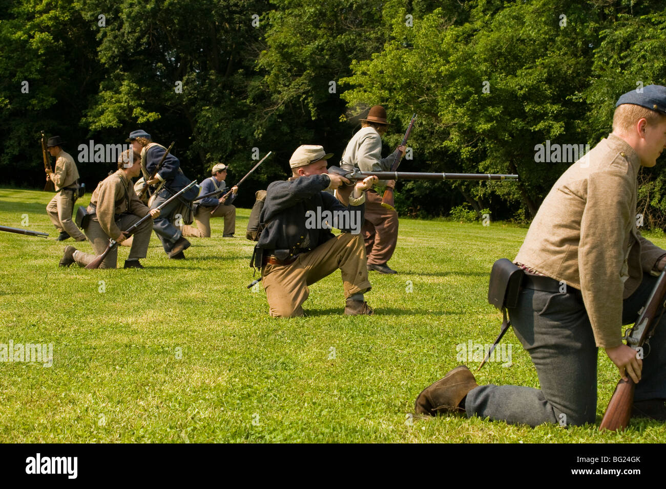 Konföderierten Reenactors Bohren für Scharmützel. Stockfoto