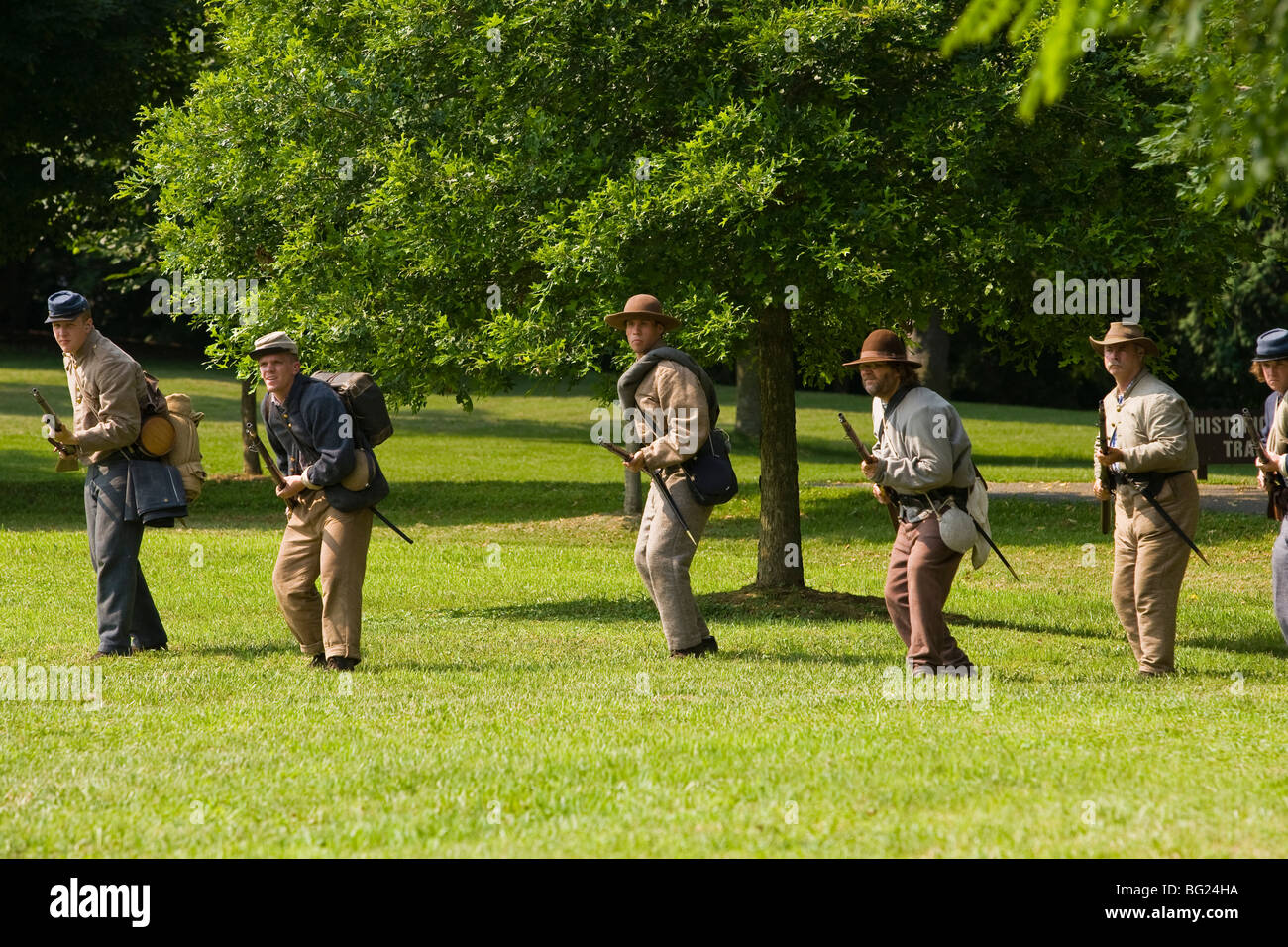 Konföderierten Reenactors Bohren für Scharmützel. Stockfoto