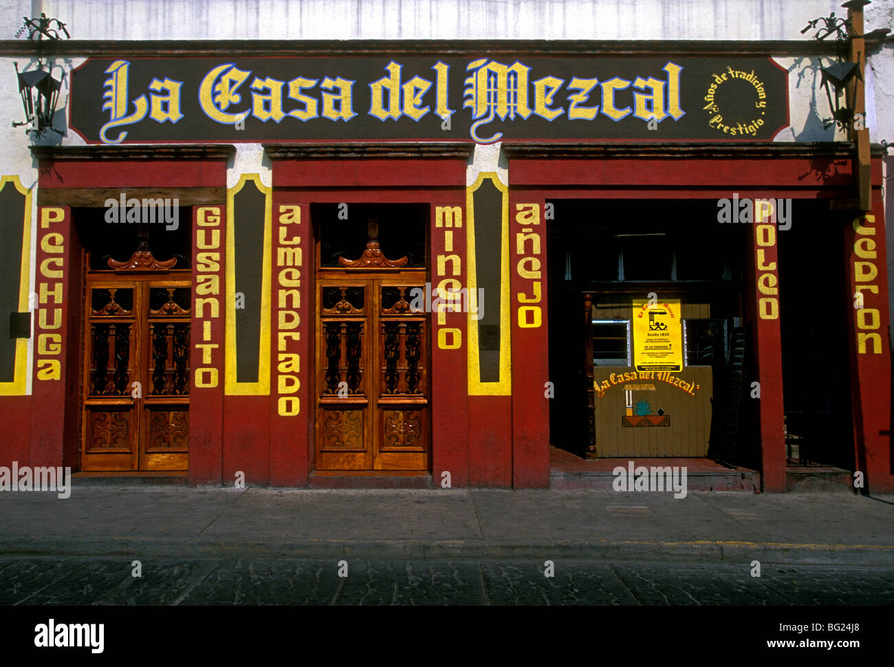 La Casa del Mezcal, Verkauf, Tequila, Mezcal, Alkoholisches Getränk, Calle Flores Magon, Oaxaca, Oaxaca de Juárez, Bundesstaat Oaxaca, Mexico Stockfoto