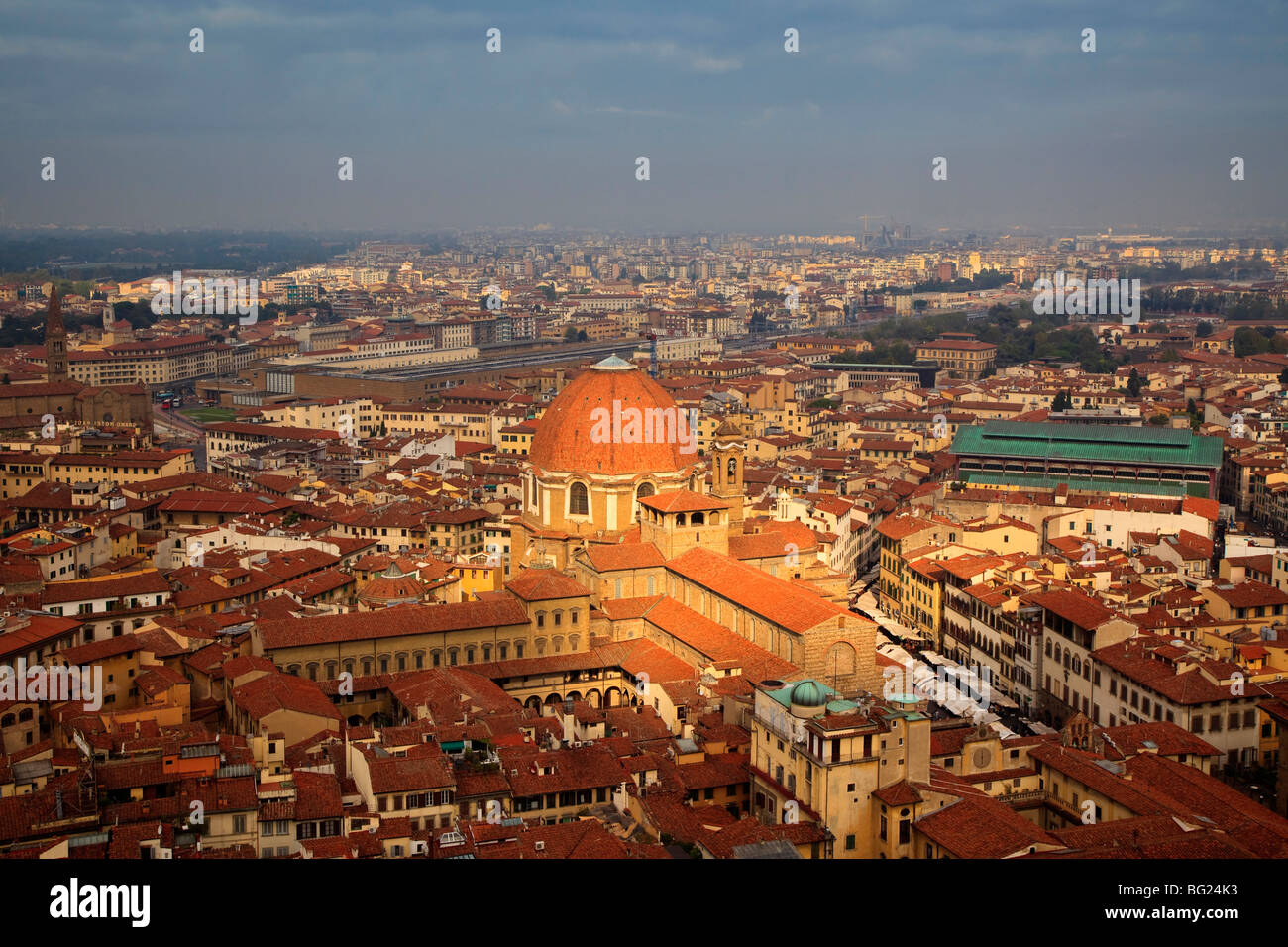 Die Kuppel der Kirche San Lorenzo in der Piazza Lorenza, Toskana, Florenz im morgendlichen Sonnenlicht am frühen Morgen Stockfoto
