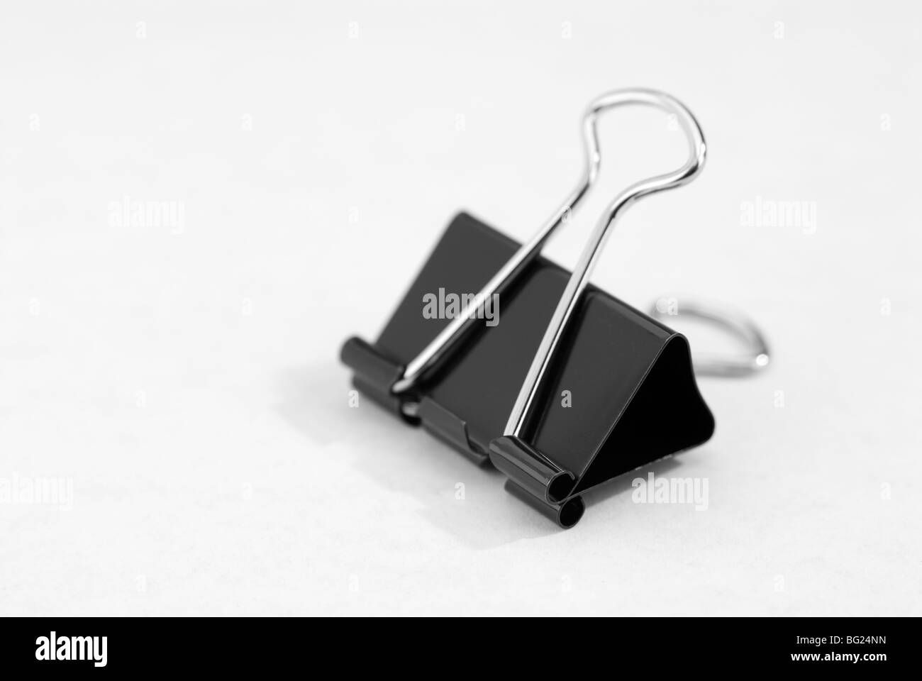 Schwarze Binder Clips auf einem weißen Hintergrund. Stockfoto