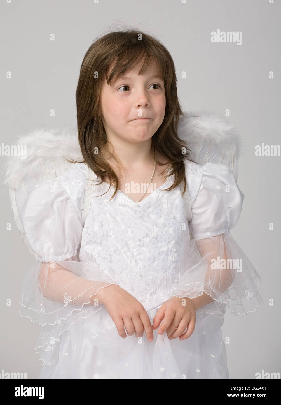 kleines Mädchen im weißen Kleid und Engel Flügel Stockfoto