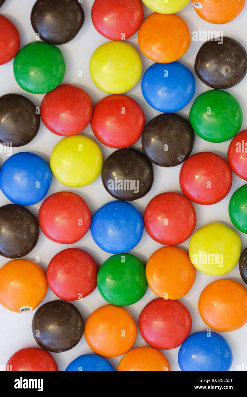 Bunten Süßigkeiten auf weißem Hintergrund - vertikal Stockfoto