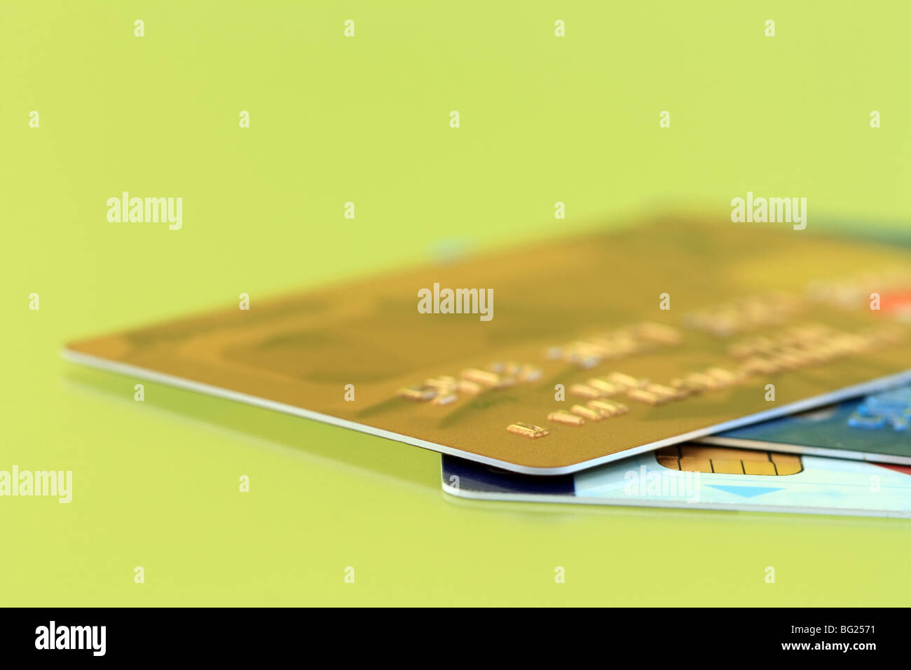Kreditkarten auf grünem Hintergrund. Vordergrund im Fokus Stockfoto