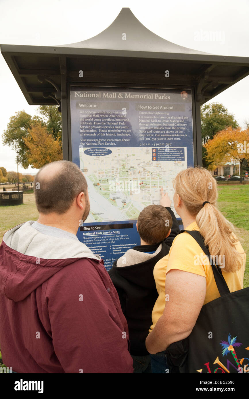 Eine Familie sucht sich eine Touristenkarte von der National Mall, Washington DC, USA Stockfoto