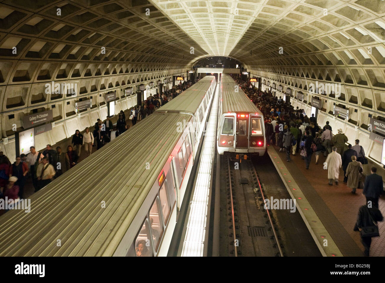Washington DC der öffentlichen Verkehrsmittel; Züge in die Gallery-Pl Chinatown Station, die metrorail U-Bahn-Netz, Washington DC, USA Stockfoto