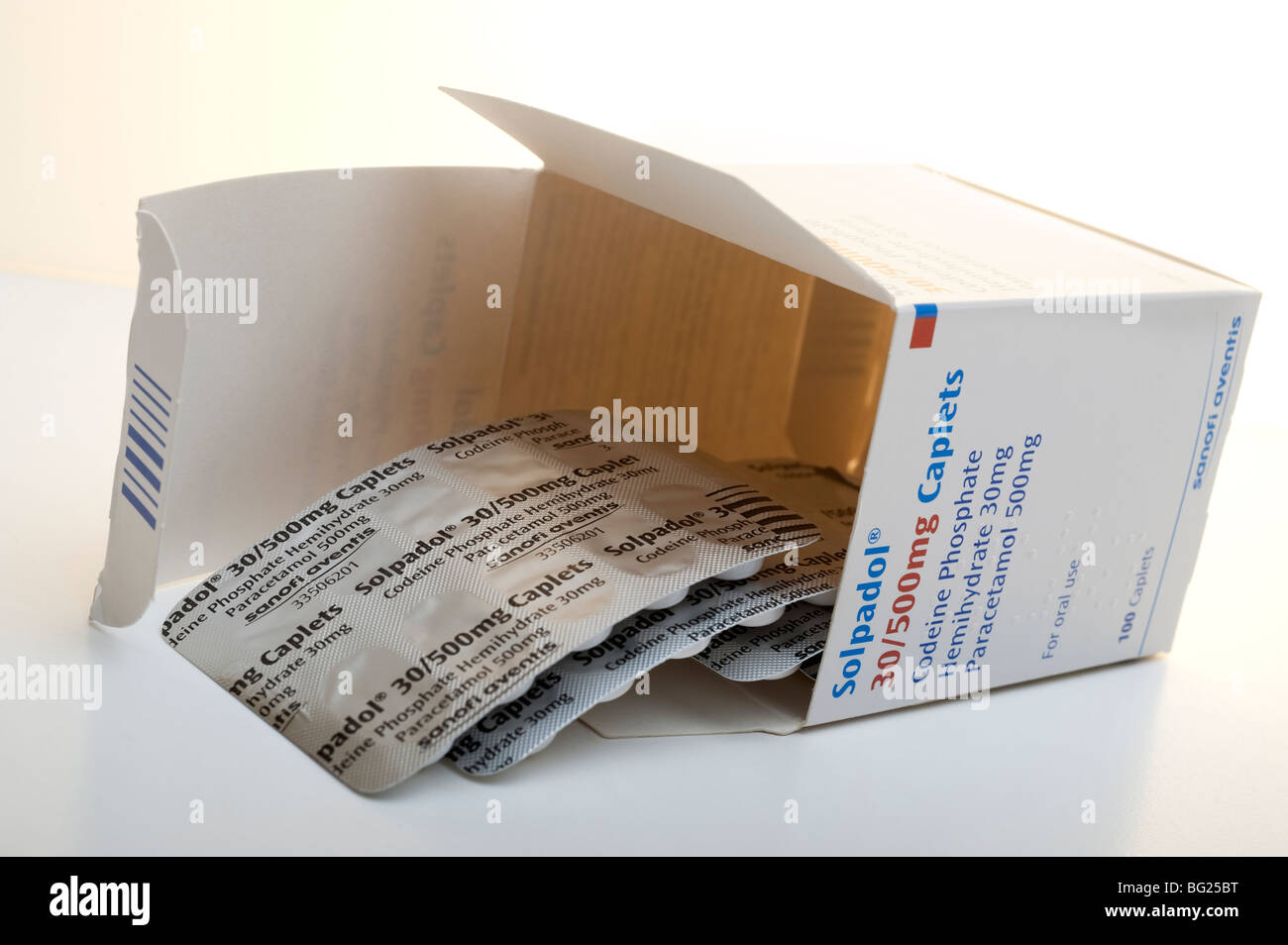 Schachtel mit 100 Solpadol Codein Phosphat Kapseln Tabletten Stockfoto