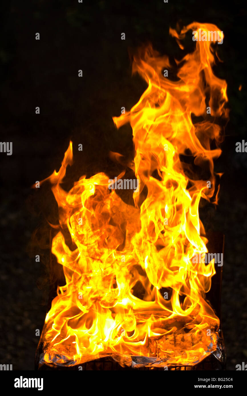 Große gelbe Flammen auf schwarzem Hintergrund Stockfoto