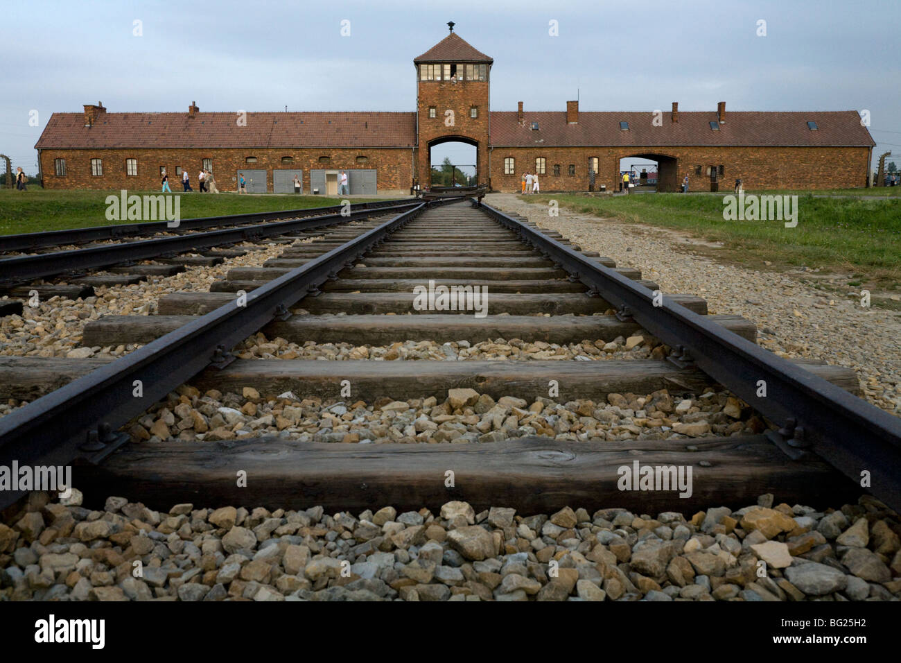 Eisenbahnlinien führen im Inneren vom Haupteingang in Birkenau (Auschwitz II - Birkenau) Nazi-Vernichtungslager in Oswiecim, Polen. Stockfoto