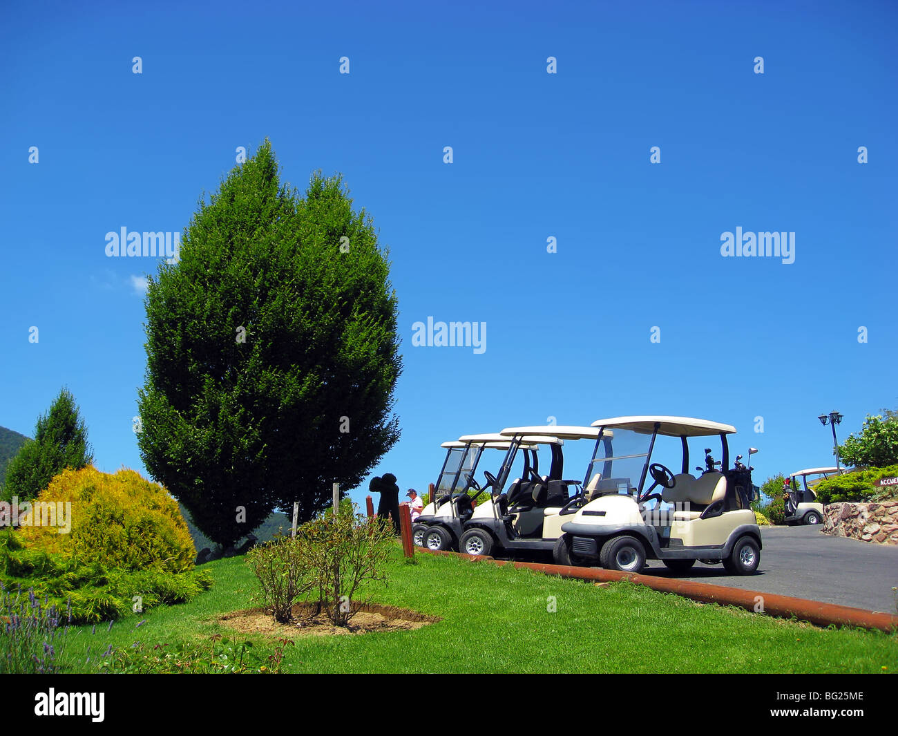 leere Golf-Carts in einem Golfclub unter blauem Himmel Stockfoto