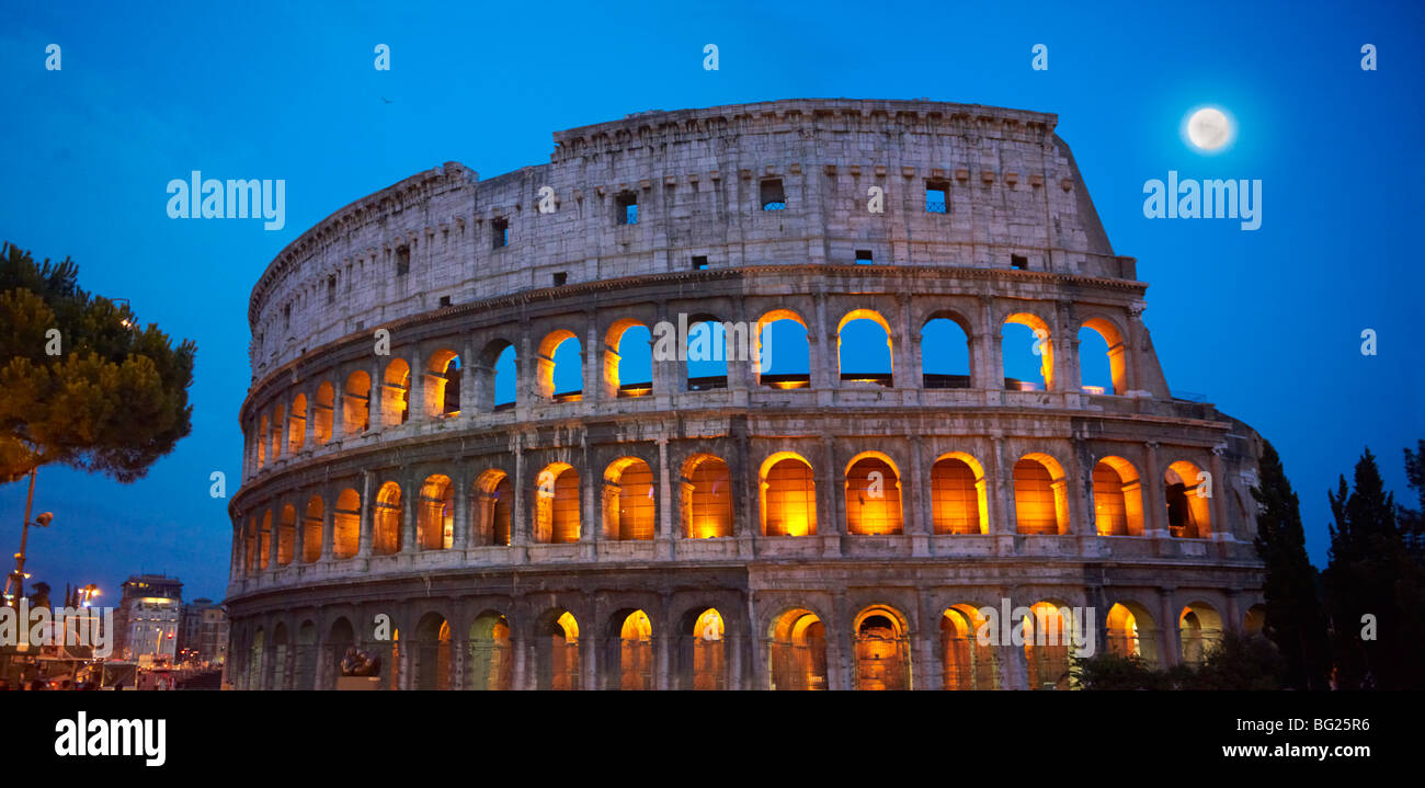 Kolosseum (Colosseo) in der Nacht. Rom Stockfoto
