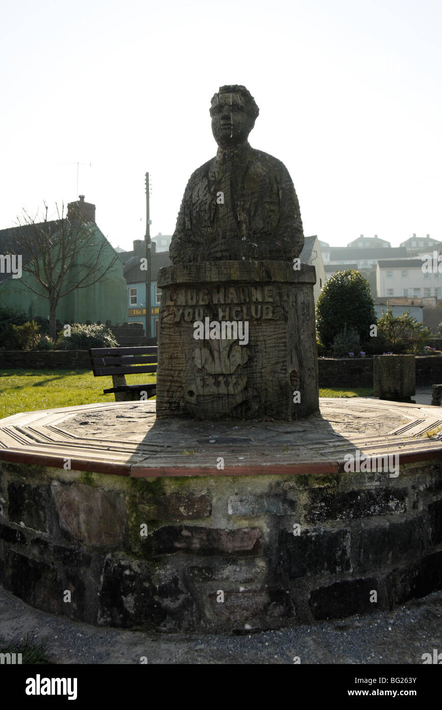 Holzstatue von Dylan Thomas, Laugharne, Carmarthenshire, Wales, UK Stockfoto