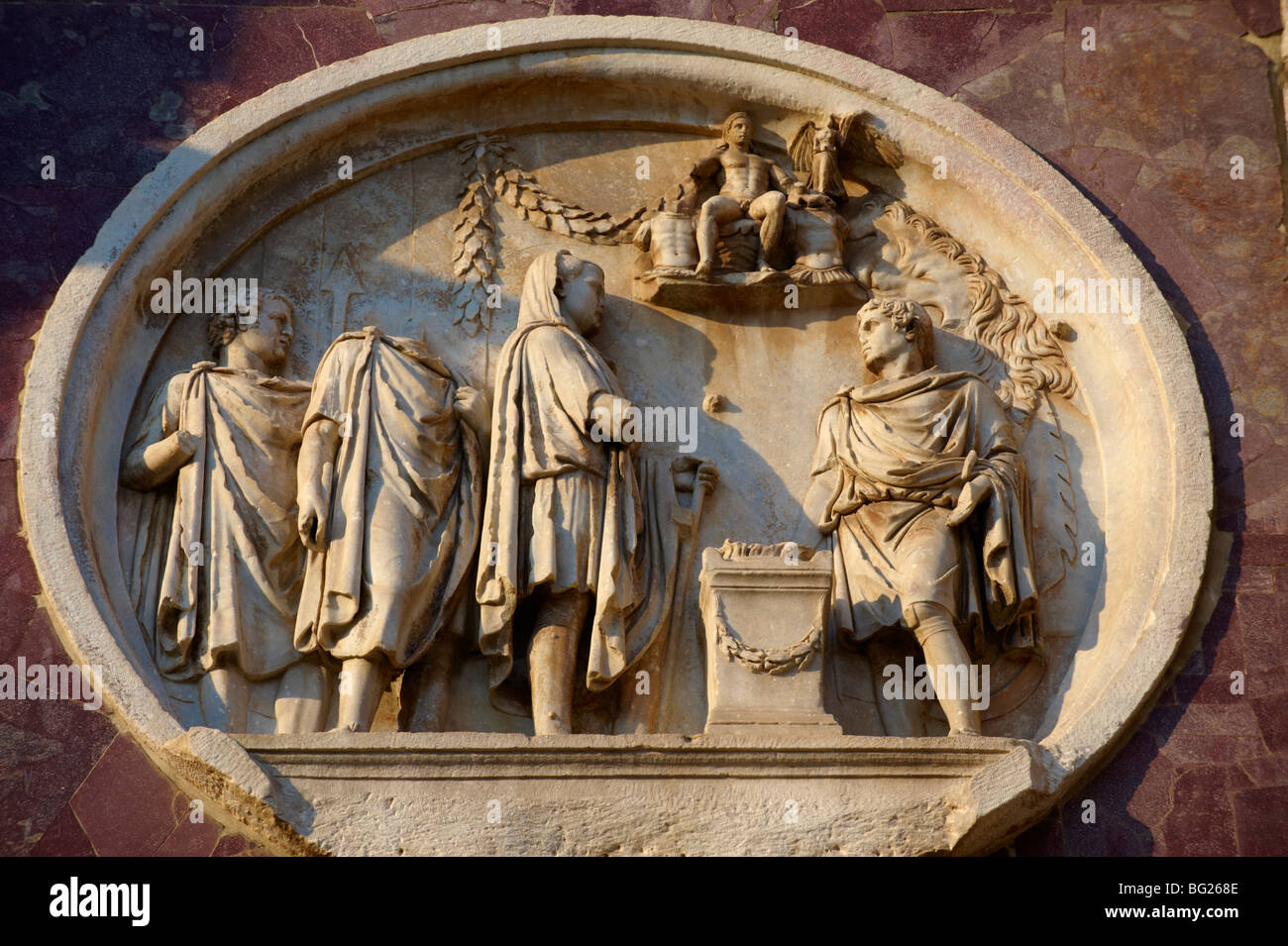 Römische skulpturale Dekorationen auf der Triumphbogen des Konstantin gebaut, um Sieg über Maxentius zu feiern. Rom. Rom Stockfoto