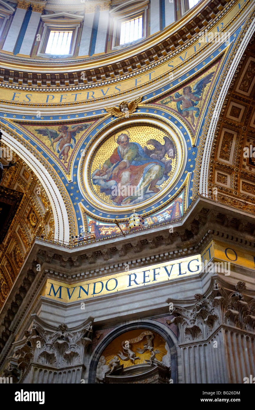 Das Innere der Kuppel des Petersdomes von Michelangelo, der Vatikan, Rom Stockfoto
