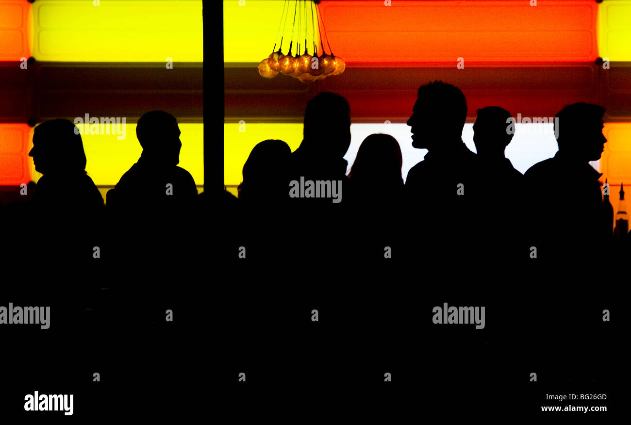 Menschen, die Silhouette, wie sie in einem Bar/Club trinken. Australien, New South Wales, Sydney Stockfoto