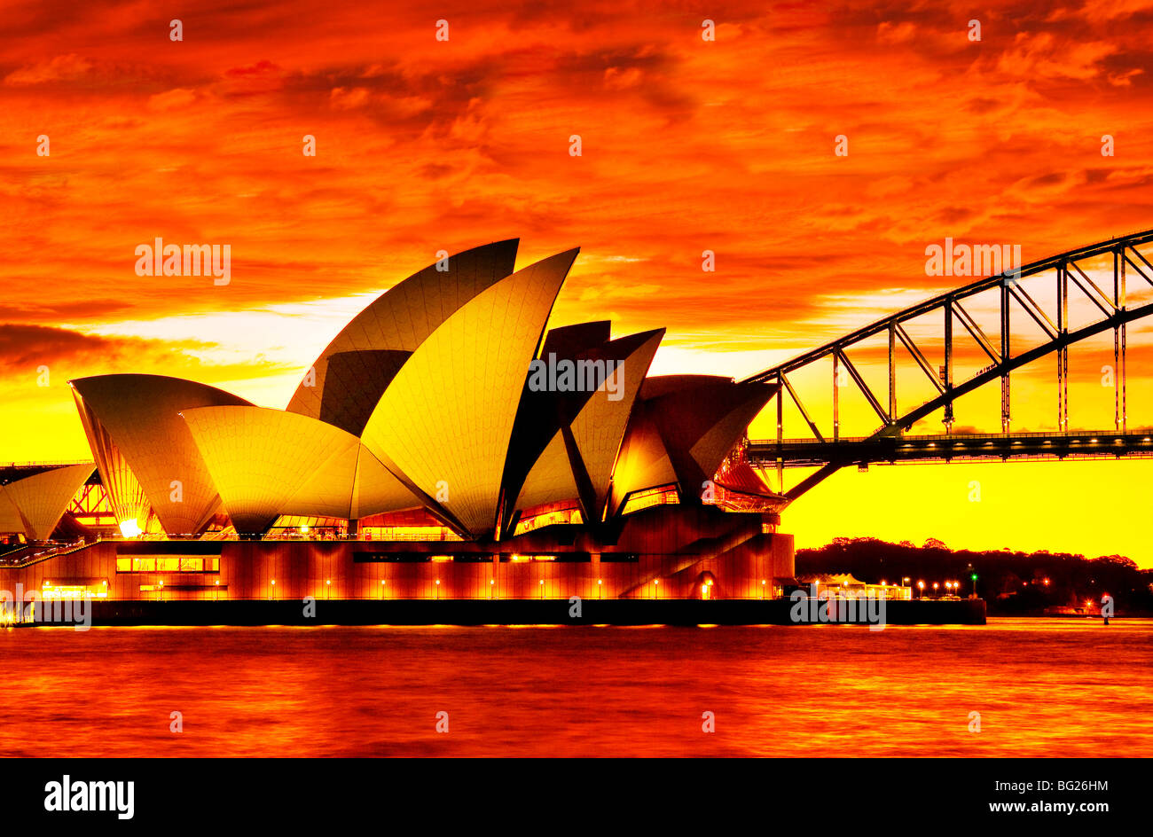 Sydney Opera House und der Sydney Harbour Bridge bei Sonnenuntergang. Australien, New South Wales, Sydney Stockfoto