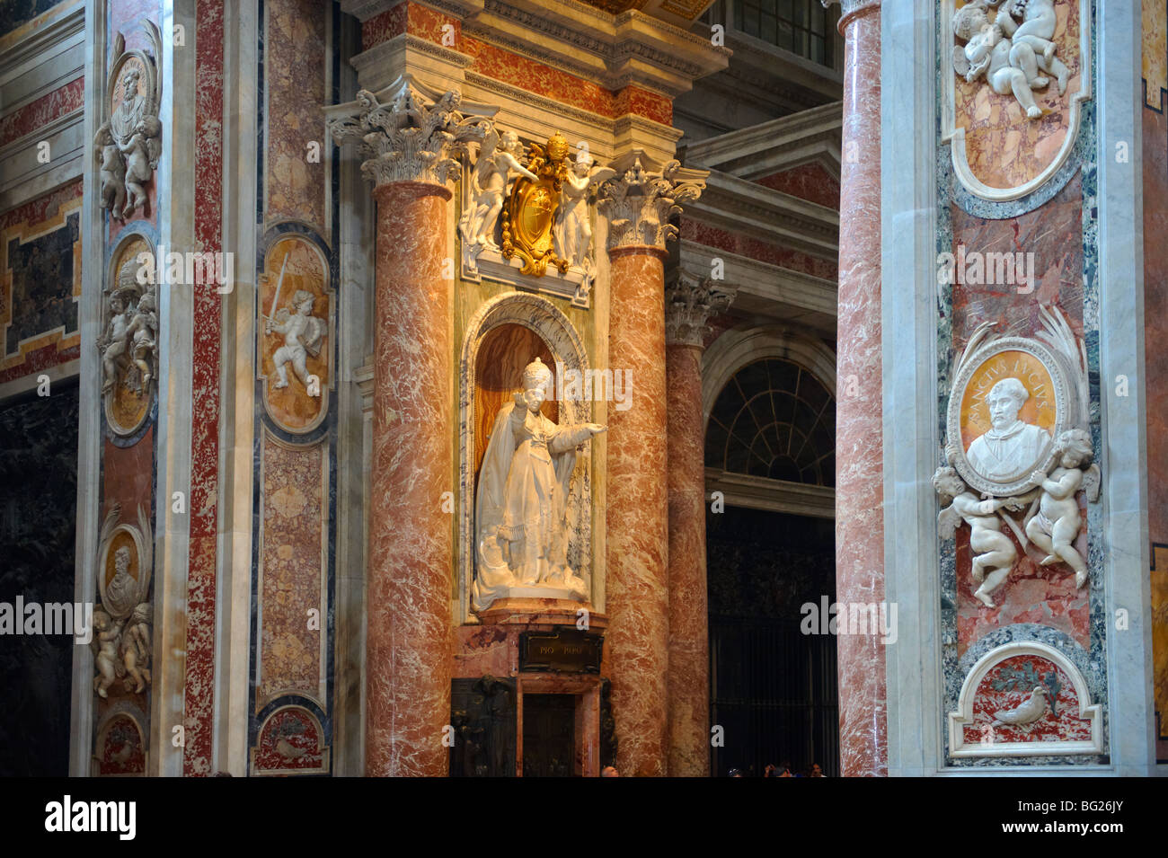 Barocken Verzierungen der Innenraum von St. Peter's, Vatikan, Rom Stockfoto