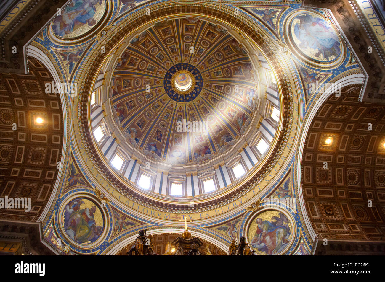 Das Innere der Kuppel des Petersdomes von Michelangelo, der Vatikan, Rom Stockfoto