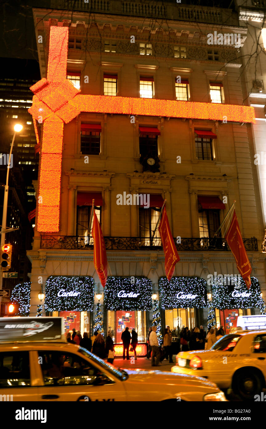 Der Eingang zu der Cartier-Schmuck-Shop in Fifth Avenue Manhattan New York  USA für Weihnachten dekoriert Stockfotografie - Alamy