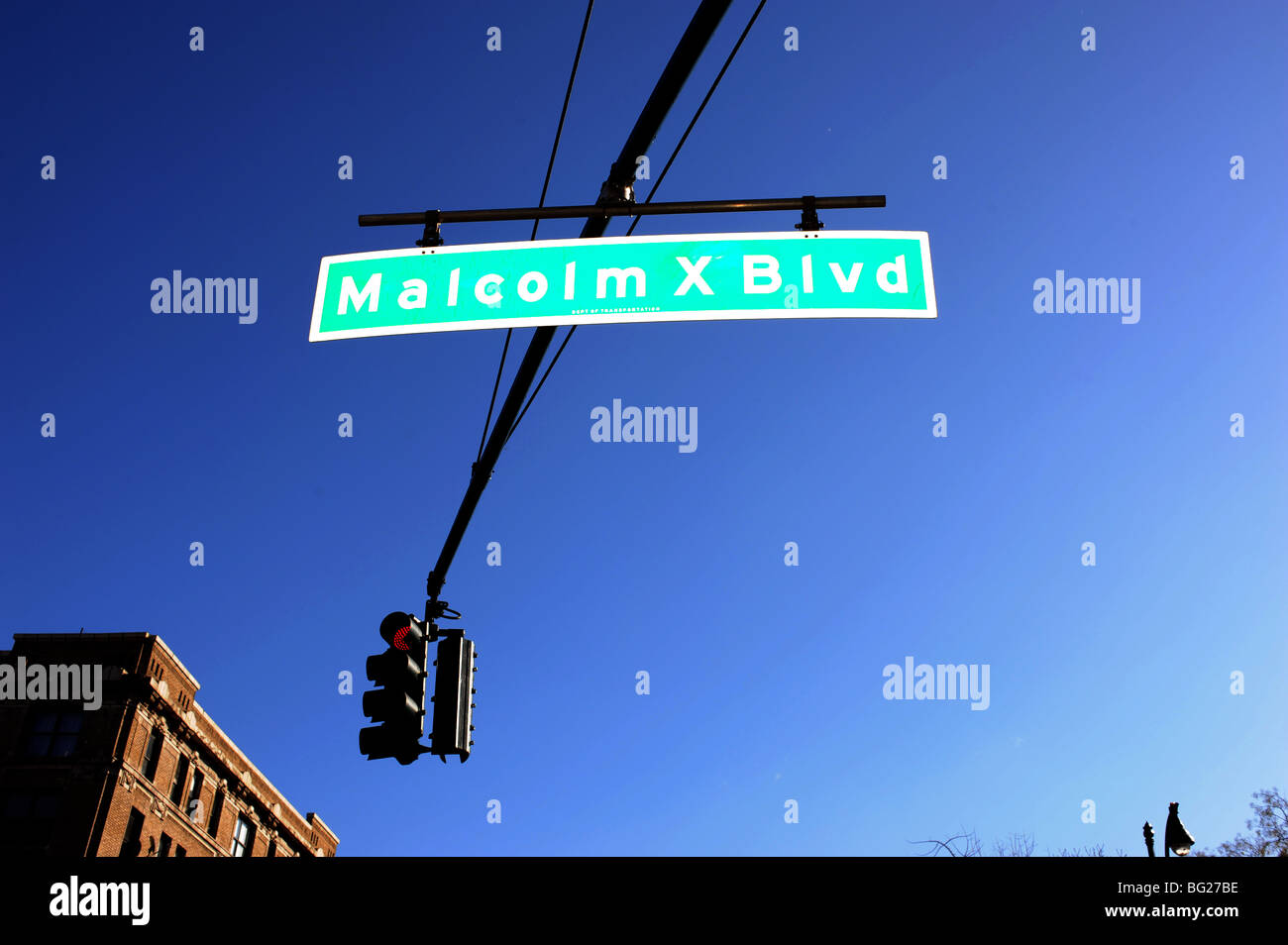 Malcolm X Blvd (Boulevard) Schild über der Straße in Harlem New York USA - Foto von Simon Dack Stockfoto