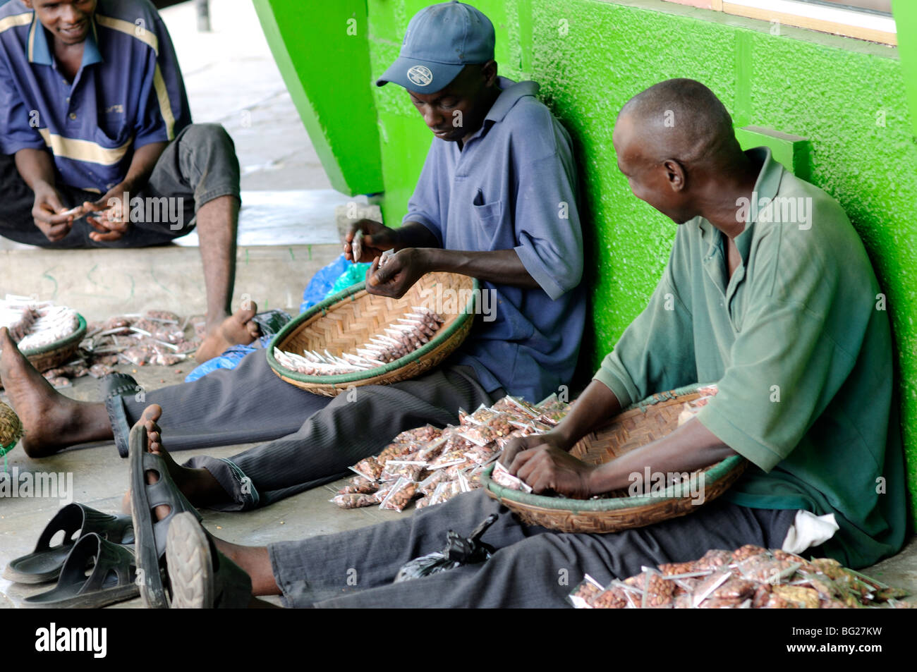 Erdnuss-Hausierer, Mombasa, Kenia Stockfoto