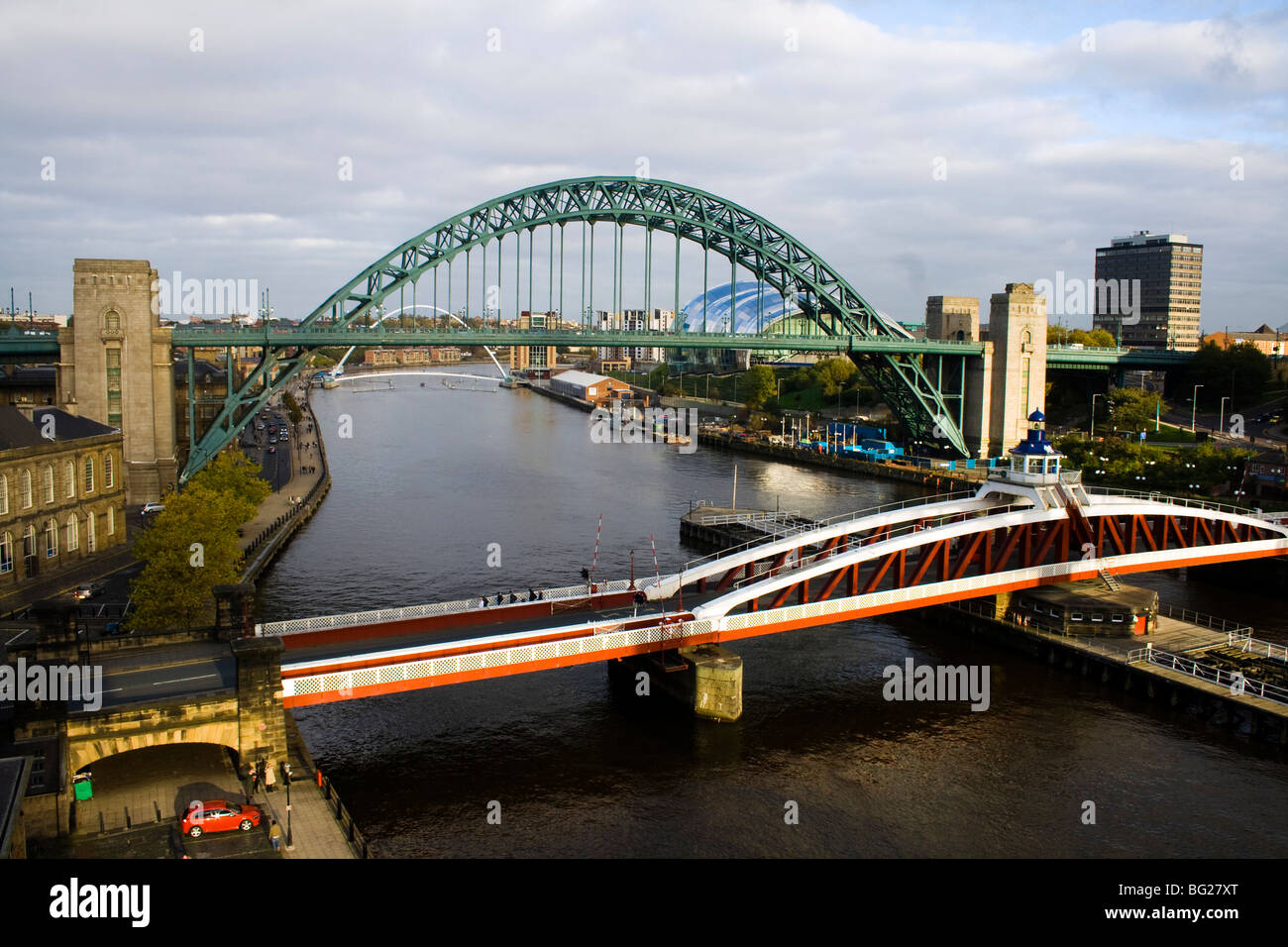 Swing Bridge und die Tyne-Brücke über den Fluss Tyne in Newcastle North East England Stockfoto