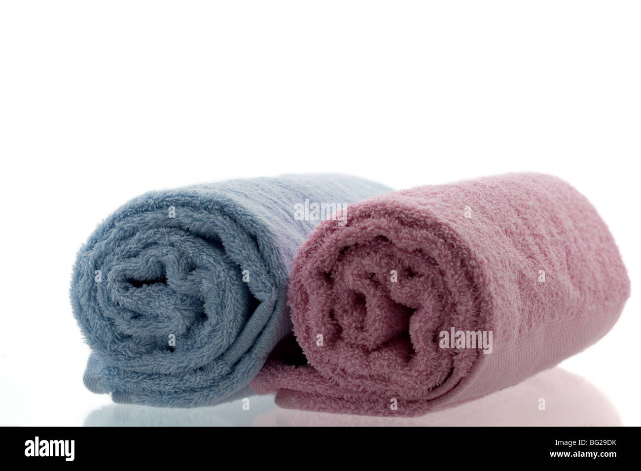 Rosa und hellblau aufgerollt Handtücher Stockfoto
