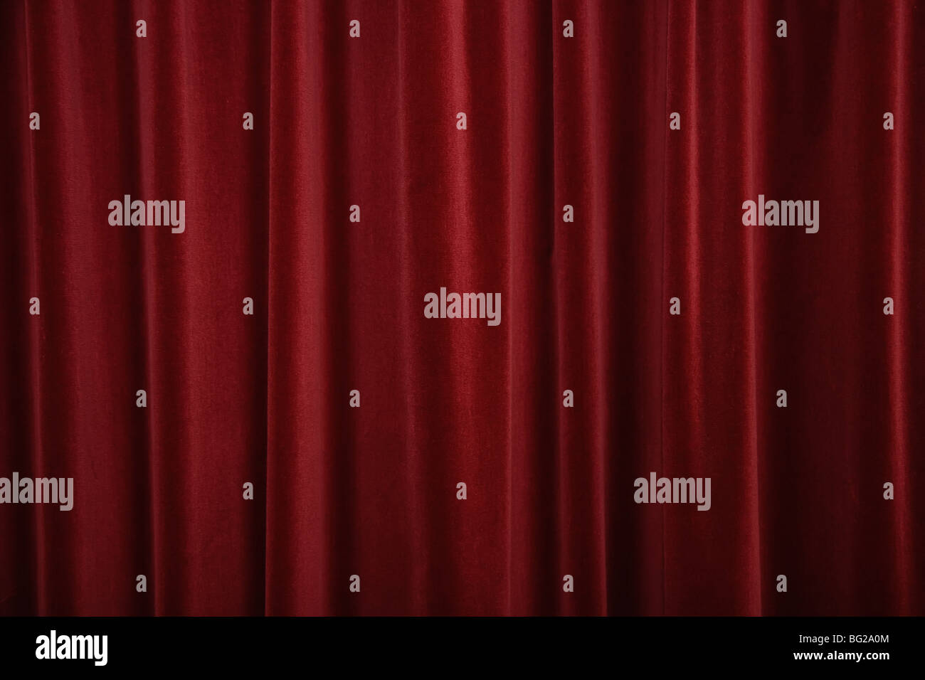 Rote Samtvorhänge Stockfoto