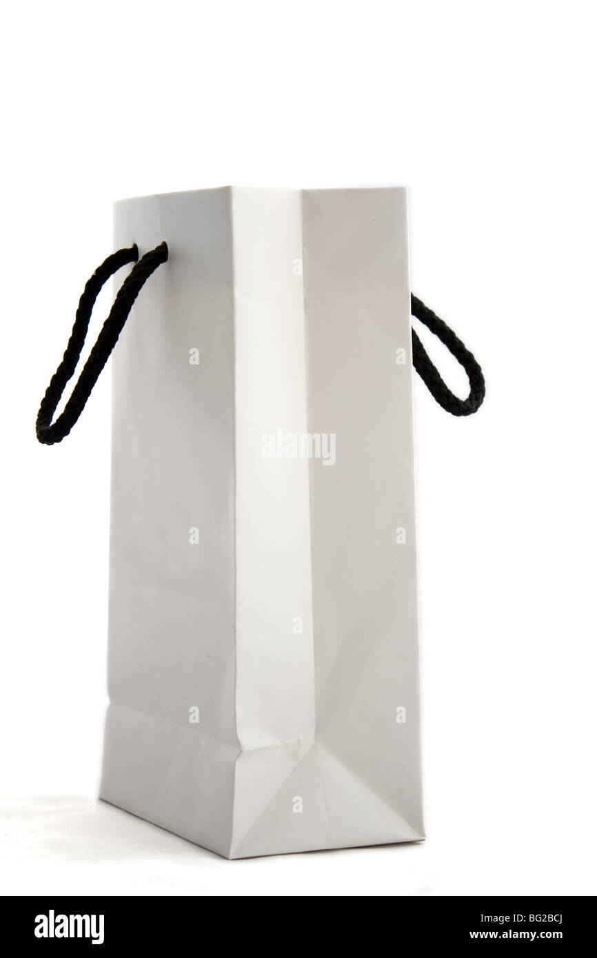 Weiße Papierbeutel mit schwarzer Schnur Griffe isolierten auf weißen Hintergrund Stockfoto
