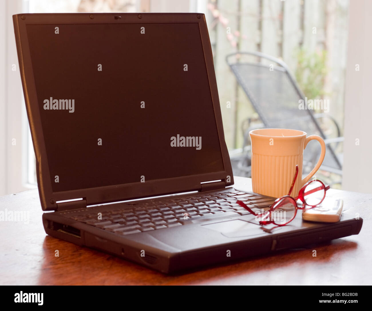 Laptop Kaffee Tasse Brille und Handy in Home-Umgebung Stockfoto
