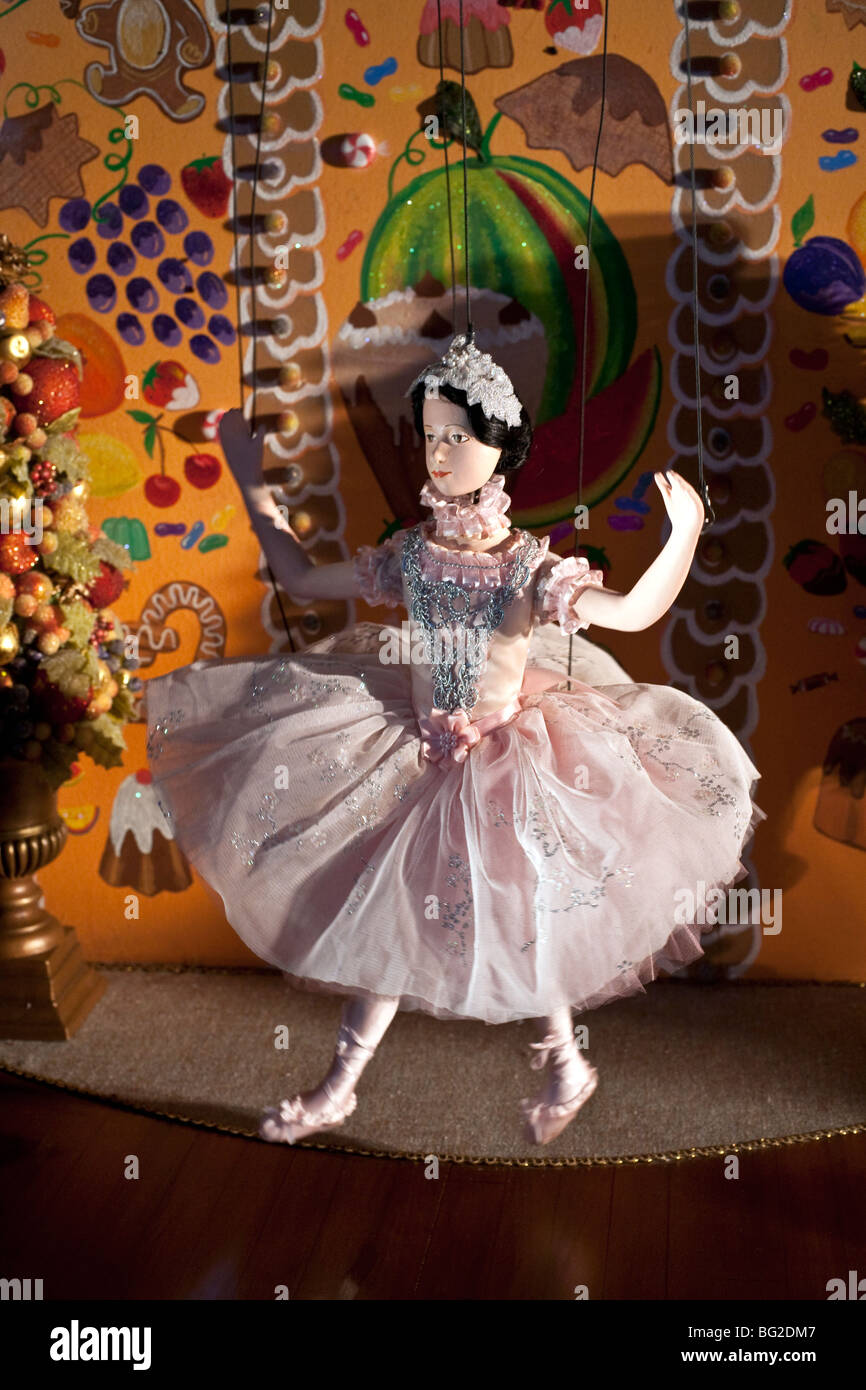 mechanisierte Ballerina Puppe in funkelnden rosa Tutu tanzt in einem  magischen Nussknacker Fairy Fantasy in New York Weihnachts-Fenster  Stockfotografie - Alamy