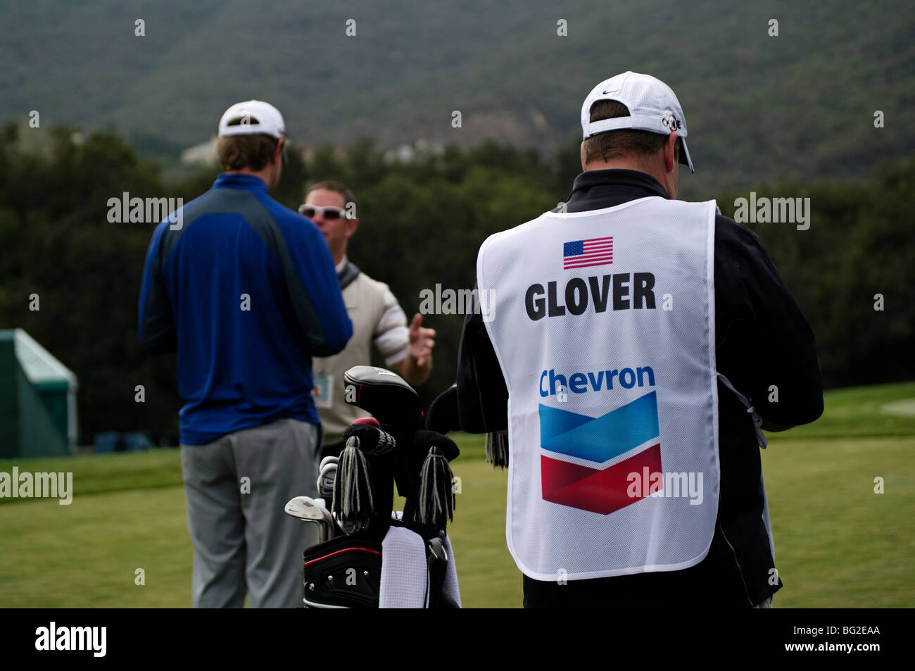 Lucas Glover steht mit seinem Caddy auf der Teebox während der Pro bin der Chevron World Golf Challenge im Sherwood Country Club Stockfoto