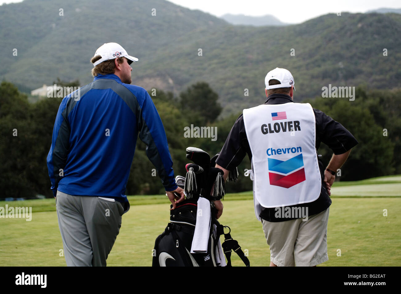 Lucas Glover steht mit seinem Caddy auf der Teebox während der Pro bin der Chevron World Golf Challenge im Sherwood Country Club Stockfoto