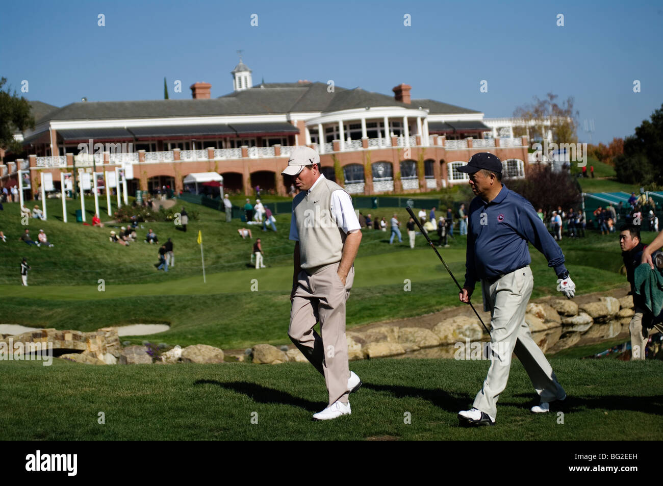 Justin Leonard geht quer über das 18. Fairway bei Sherwood CC. Stockfoto