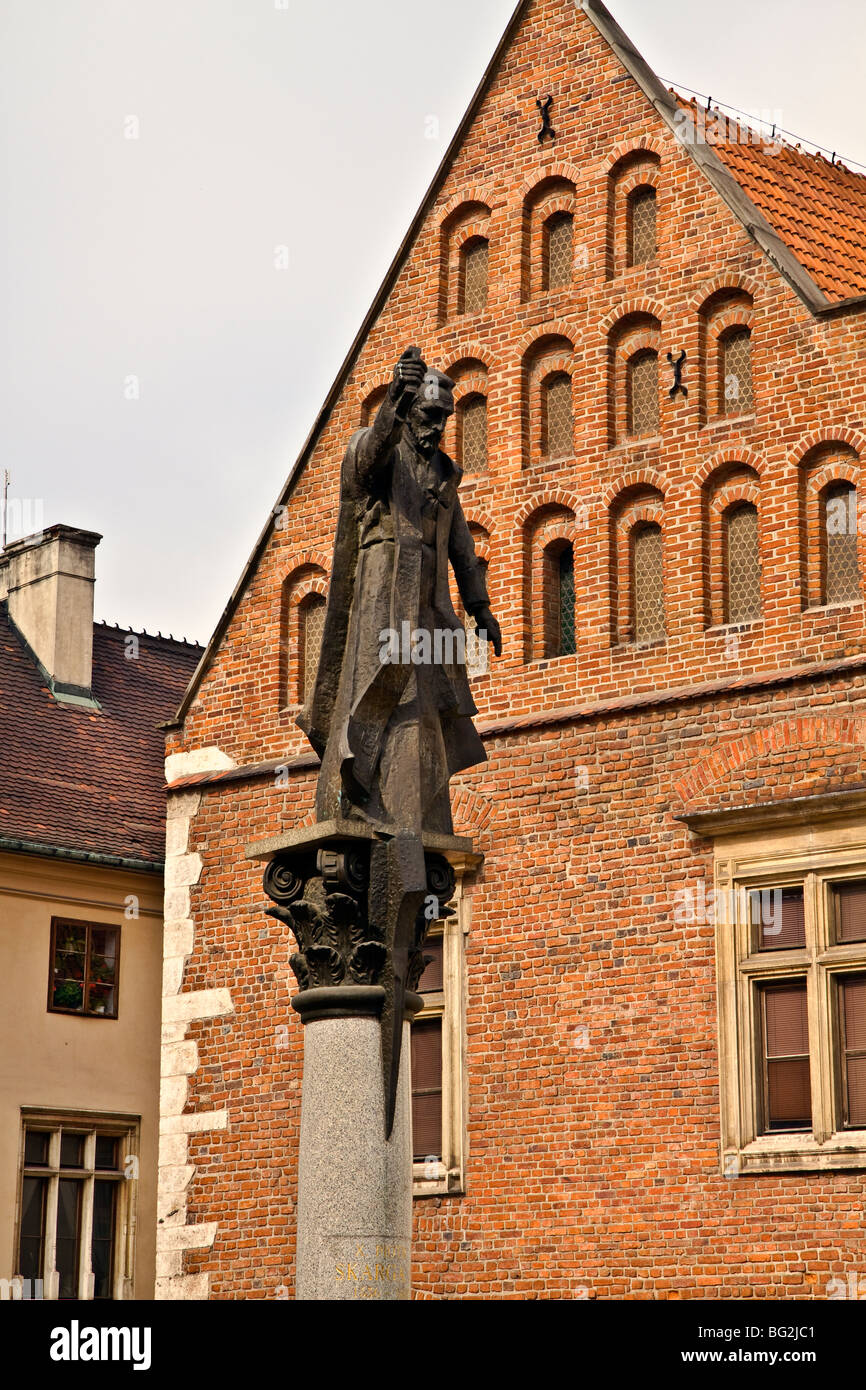 Eine der vielen Statuen, die in Domherrenstraße Straße Krakau finden Stockfoto