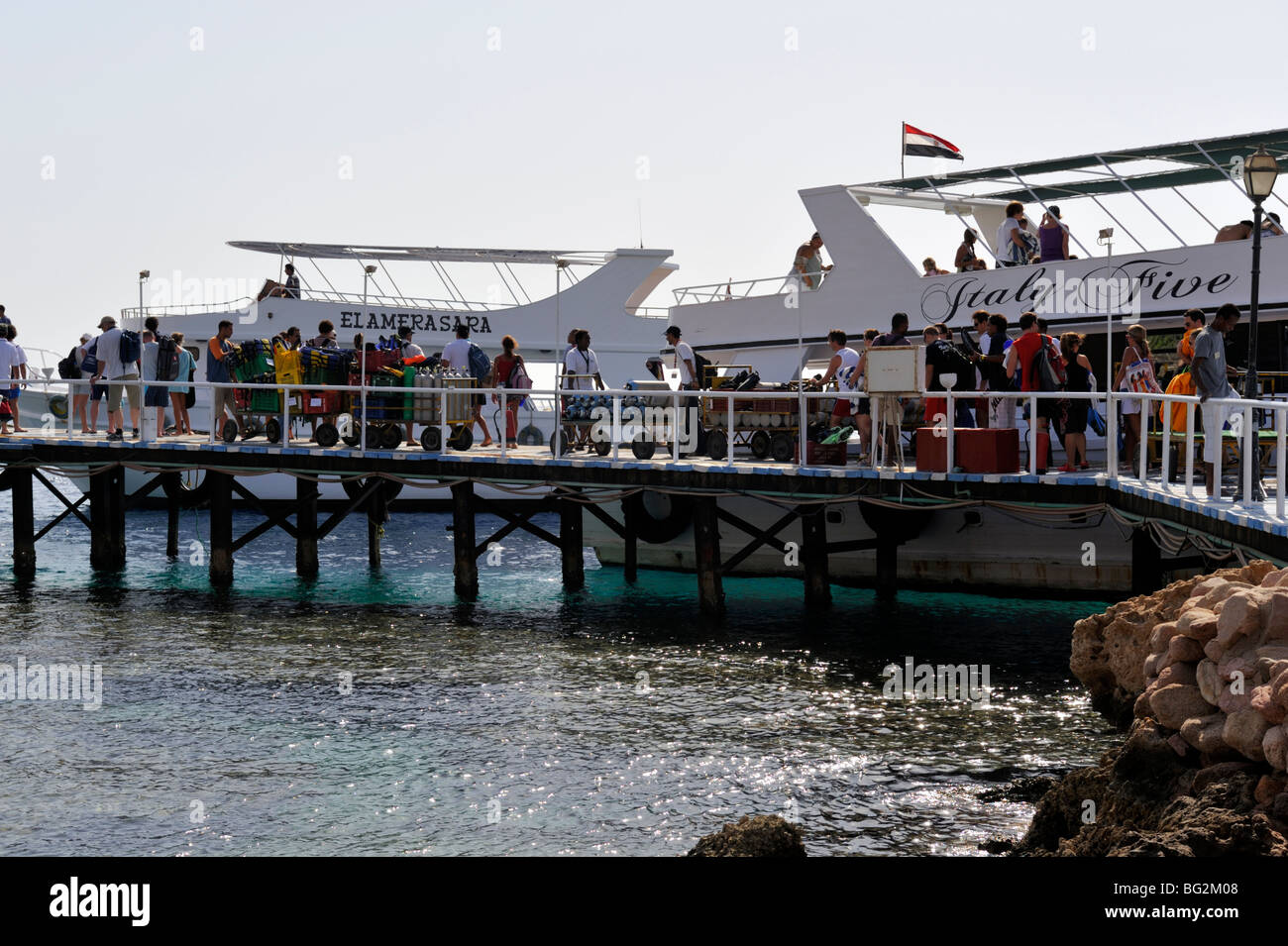 Taucher Line-up an Bord Tauchen Boote "Sharks Bay", Sharm El Sheikh, Ägypten Stockfoto